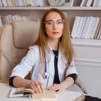 Врач-эндокринолог Павлова назвала кашу, употребление которой приводит к росту жира на животе