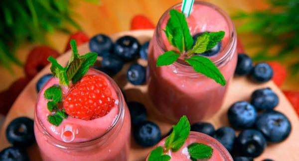 Пять минут &mdash; и готово! Смузи с ягодами для легкого перекуса и спасения в жару (рецепты)